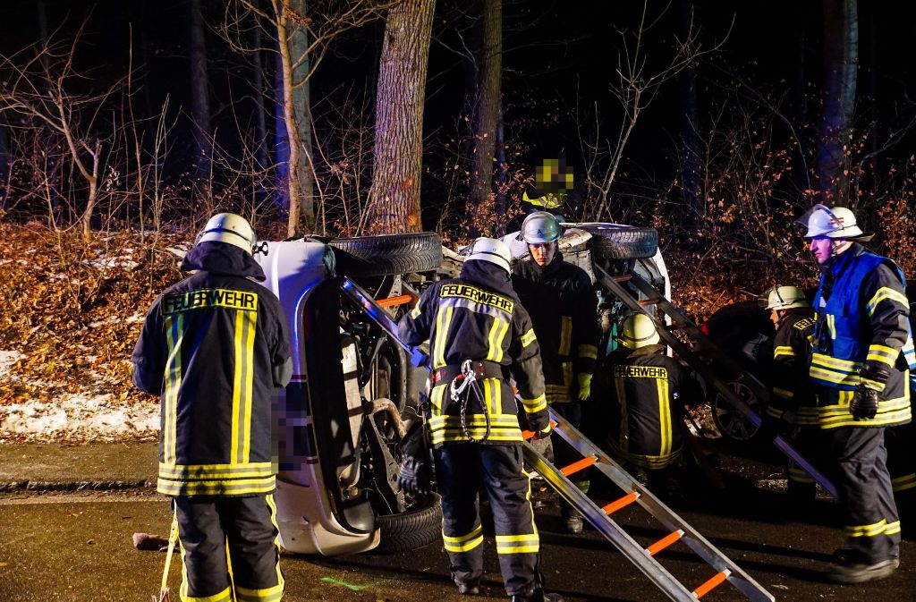 Die Feuerwehr befreite das Unfallopfer aus dem VW.