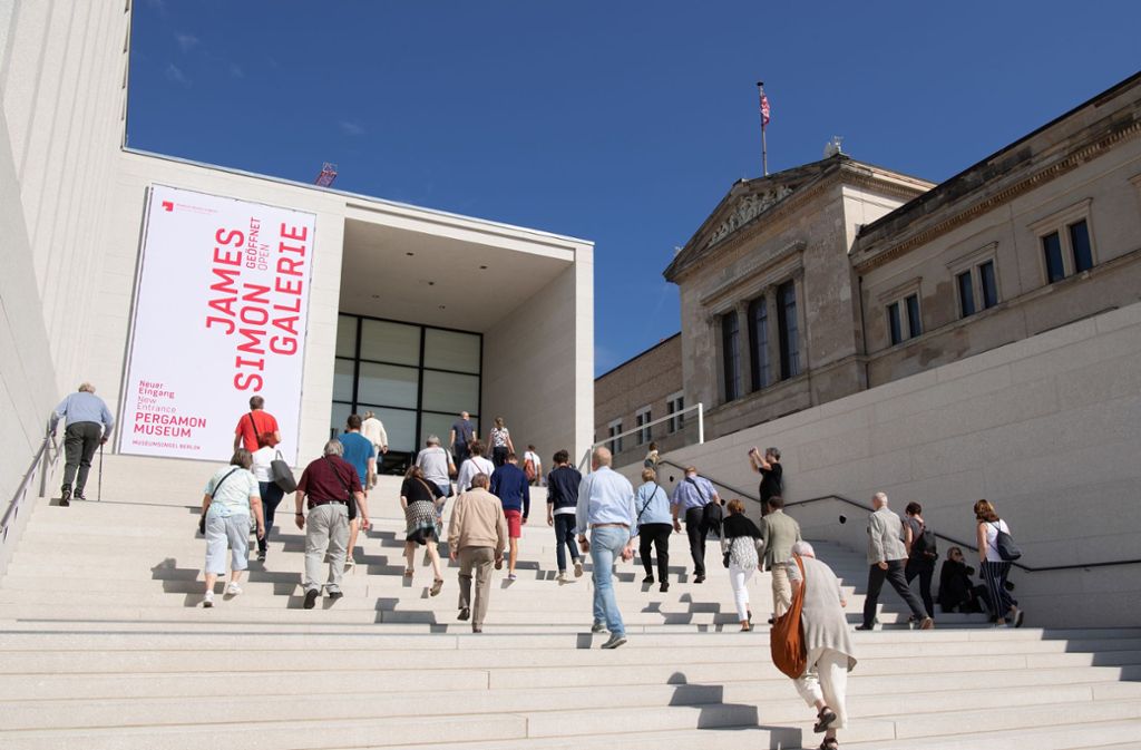 Das Besucherzentrum der Berliner Museumsinsel, die 2009 bis 2018 nach Plänen des britischen Architekten David Chipperfield erbaute James-Simon-Galerie.