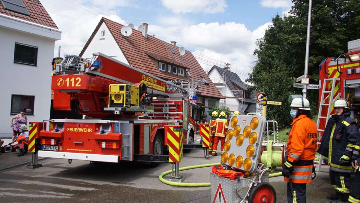 Brand in Steinheim an der Murr: Feuer in Mehrfamilienhaus – Anwohner schwebt in Lebensgefahr