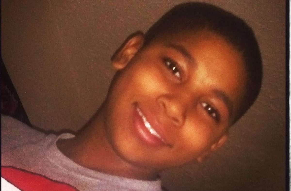 Cleveland/Ohio, 22. November 2014: Tamir Rice (12) stirbt, weil er eine täuschend echte Spielzeugpistole in Händen hält. Der Beamte behauptet, dass er den Jungen mehrmals aufgefordert habe, die Waffe fallen zu lassen. Ein Video zeigt, jedoch, dass er bereits nach zwei Sekunden das Feuer eröffnet. Dennoch Freispruch.