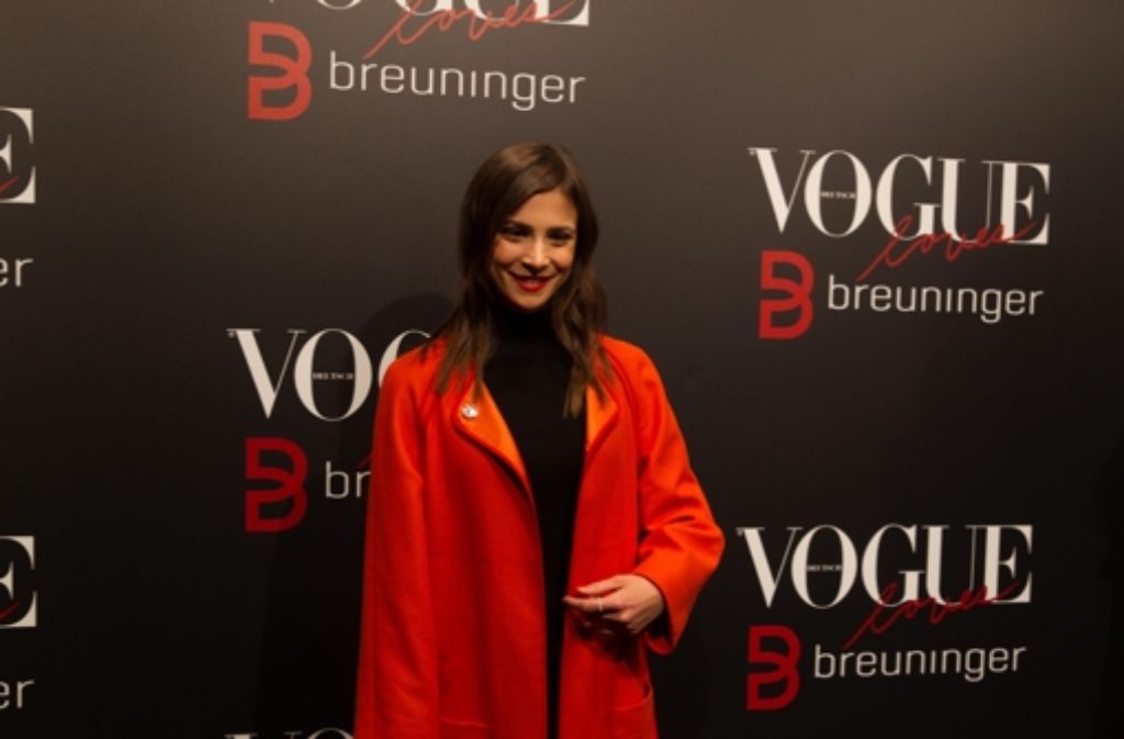 Schauspielerin und Tänzerin Aylin Tezel war für das Event elegant rot und schwarz gekleidet.