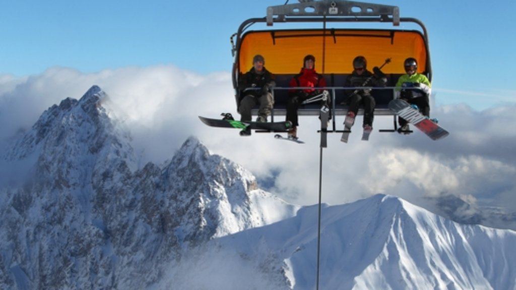  Auf der Zugspitze ist am Samstag die Skisaison eröffnet worden. Bei bestem Wintersport-Wetter starteten Skifahrer und Snowboarder mit den Liften zu ihren ersten Abfahrten. 