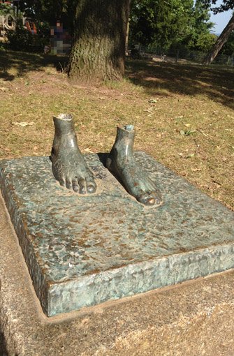 Die Bronzestatue Eva auf der Uhlandshöhe wurde abgesägt und gestohlen. Hier ein Foto der Füße, die samt Sockel zurückgeblieben sind. Foto: Henrik Lerch