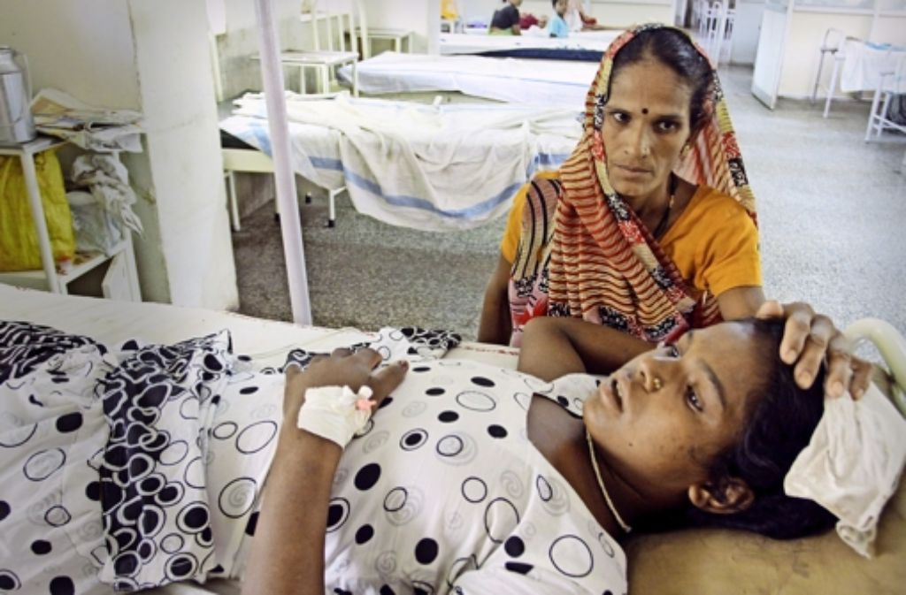 Ein Mädchen wird im Krankenhaus von Hamidia wegen Hitzschlag und Dehydration versorgt (links). Weitere Bilder aus dem hitzegeplagten Indien zeigt die folgende Fotostrecke.
