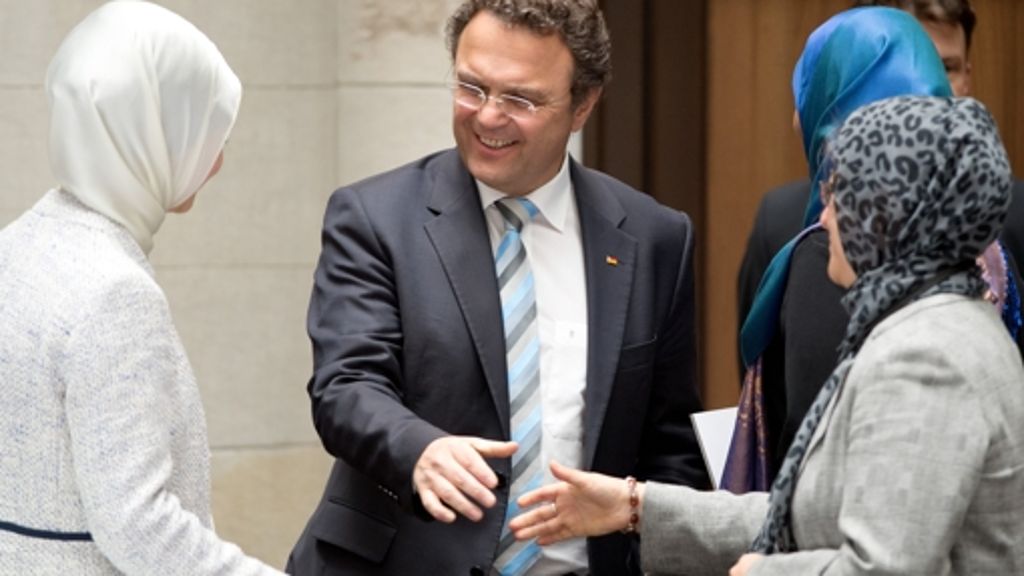  Minister Friedrich will die Islamkonferenz zu einer Informationsrunde über Sicherheitsfragen machen und rückt damit Muslime pauschal in die Ecke potenzieller Straftäter. Auch deshalb zweifeln viele Muslime an ihrer neuen Heimat – zu Recht, schreibt Knut Krohn. 