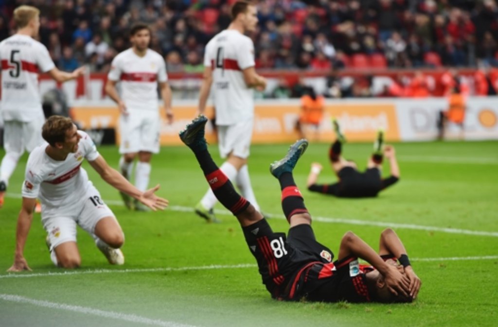 Leverkusens Wendell am Boden nach einer vergebenen Chance von Chicharito.
