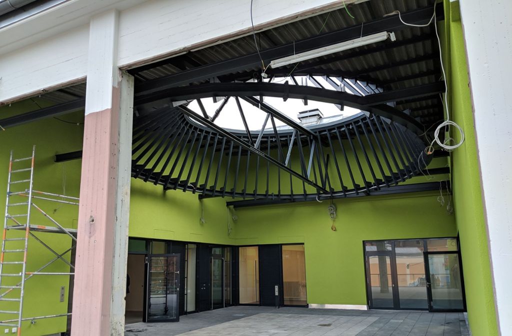Eine große Öffnung im Dach des Depots ermöglicht einen großzügigen, hellen Eingangsbereich zur Kita . Die Musikschule will schon im Februar starten. Foto: Jürgen Brand