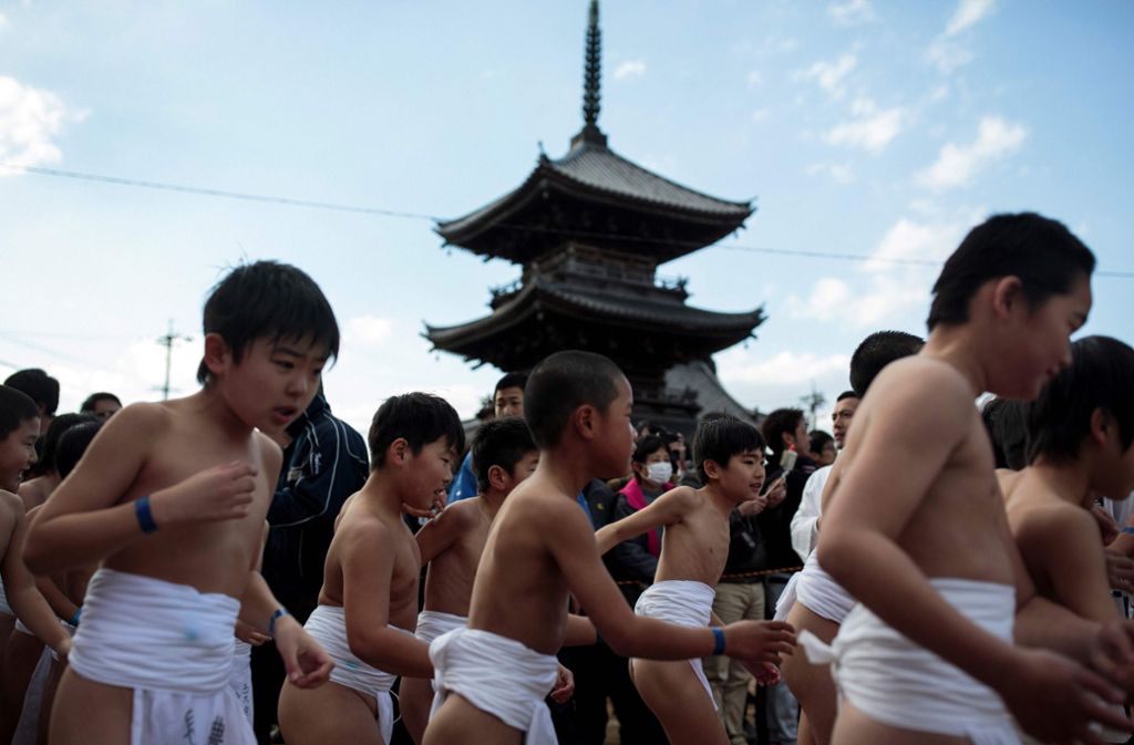 Auch junge Japaner dürfen an dem Fest teilnehmen – und müssen bei eisigen Temperaturen die Reinigungszeremonie durchleben.