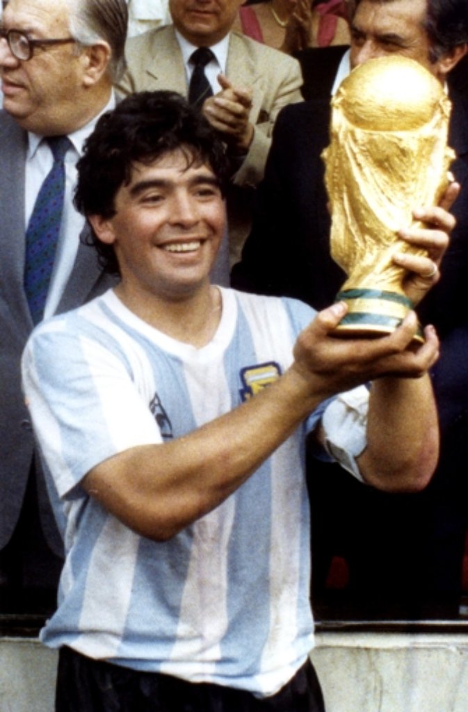 Maradona mit dem WM-Pokal 1986 in Mexiko.