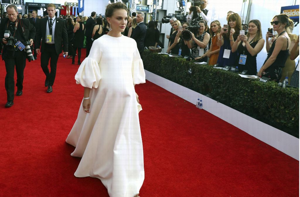 Die schwangere Schauspielerin Natialie Portman verhüllt mit dem mega Maxi-Kleid nicht nur ihren Babybauch.