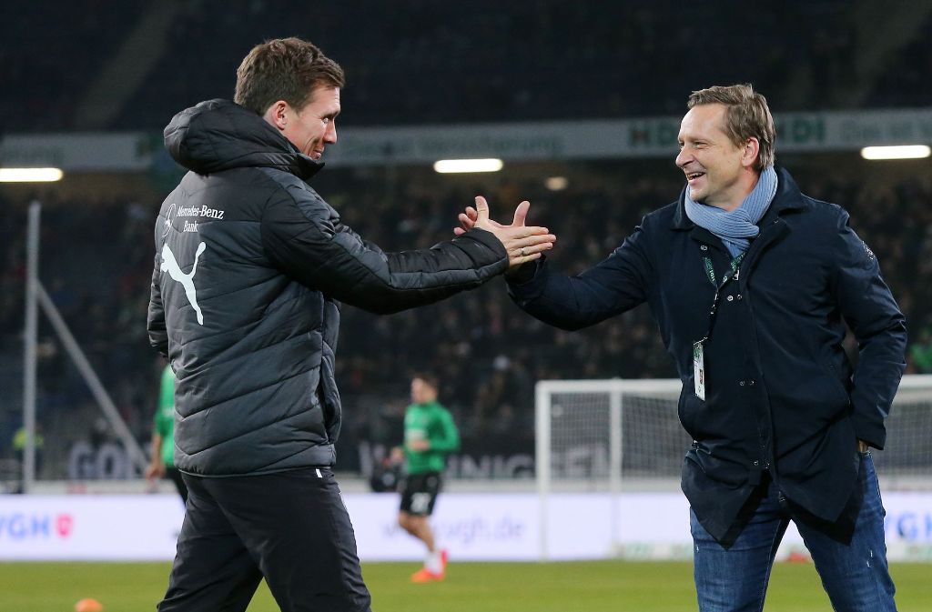 VfB-Trainer Hannes Wolf und Hannovers Manager Horst Heldt geben sich die Hand.