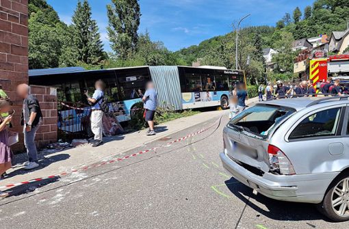 In Heidelberg-Ziegelhausen rollte der führerlose Linienbus gegen ein Wohnhaus. Insgesamt wurden 19 Menschen verletzt. Foto: 7aktuell.de/Marco Friedrich/7aktuell.de | Marco Friedrich