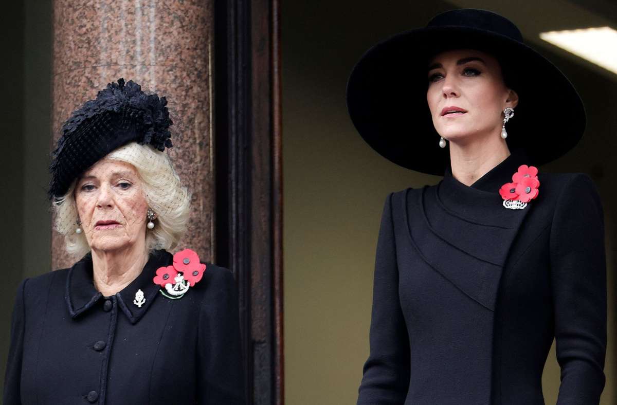Charles’ Ehefrau Königsgemahlin Camilla (l.) und Williams Gattin Prinzessin Kate verfolgten die Zeremonie von einem Balkon aus.