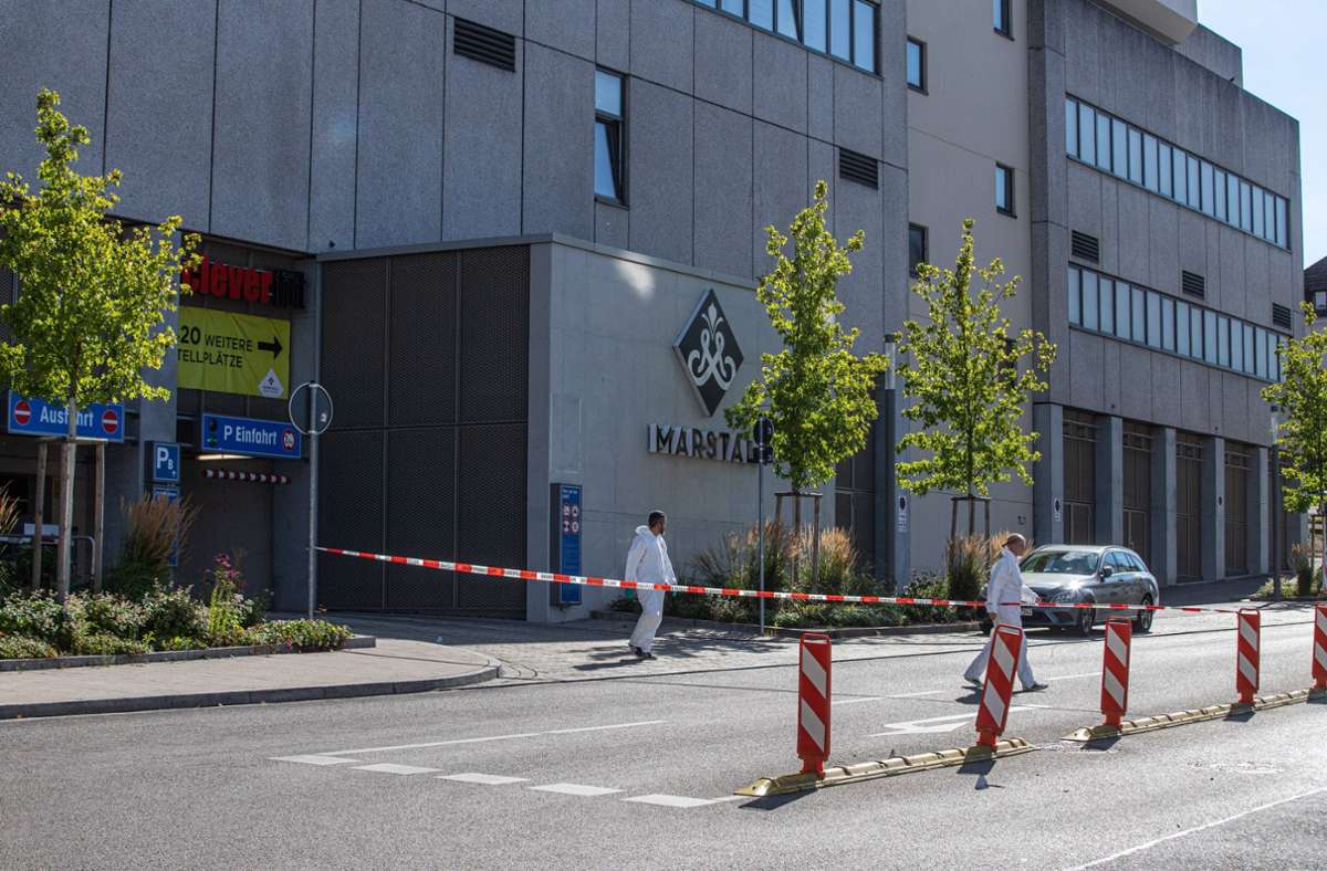 Einkaufszentren sind oftmals keine besonders hübschen Gebäude. Ein gutes Beispiel dafür ist das Marstall in Ludwigsburg. Als dieses Bild aufgenommen wurde, war auch noch ein Polizeieinsatz in dem Einkaufszentrum.