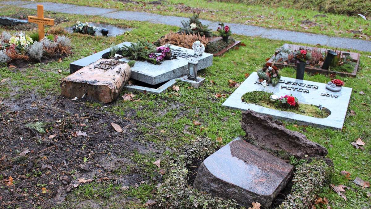  Auf dem Ostfilderfriedhof in Stuttgart-Sillenbuch sind mehrere Ruhestätten massiv beschädigt worden. Der Grund dafür ist überraschend. 