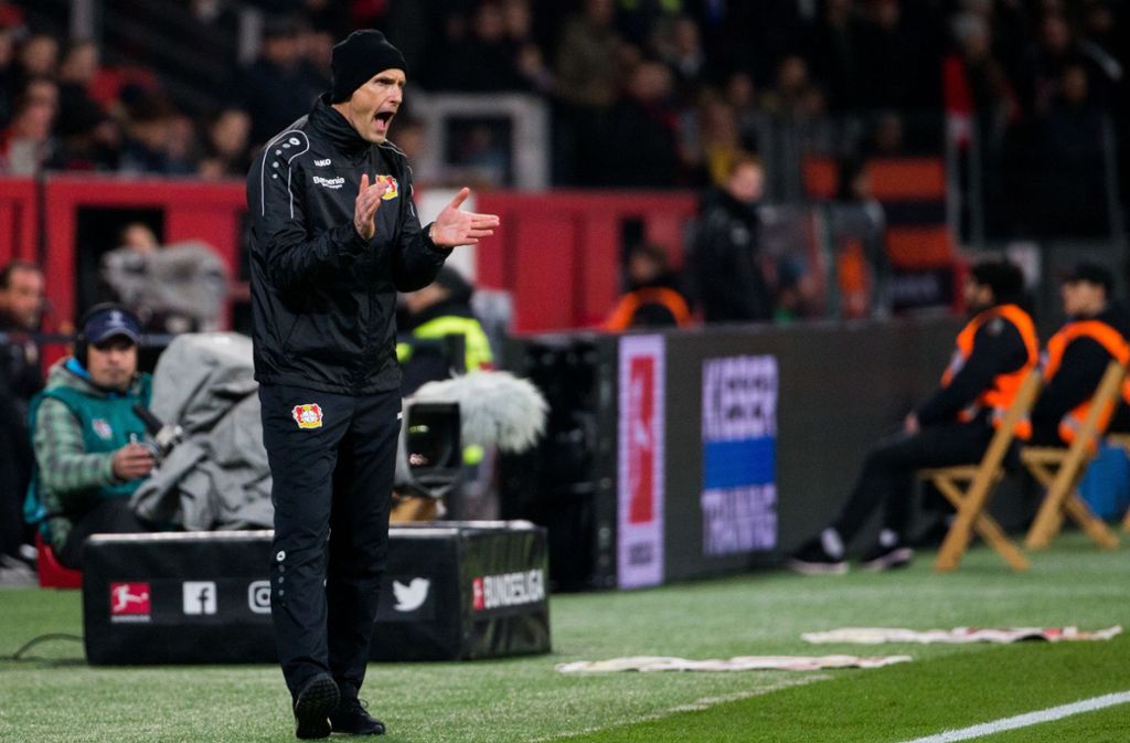 Leverkusen-Trainer Heiko Herrlich feuert seine Truppe an.