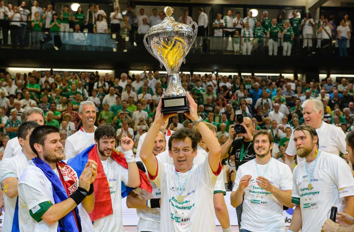 Velimir Petkovic mit dem EHF-Pokal