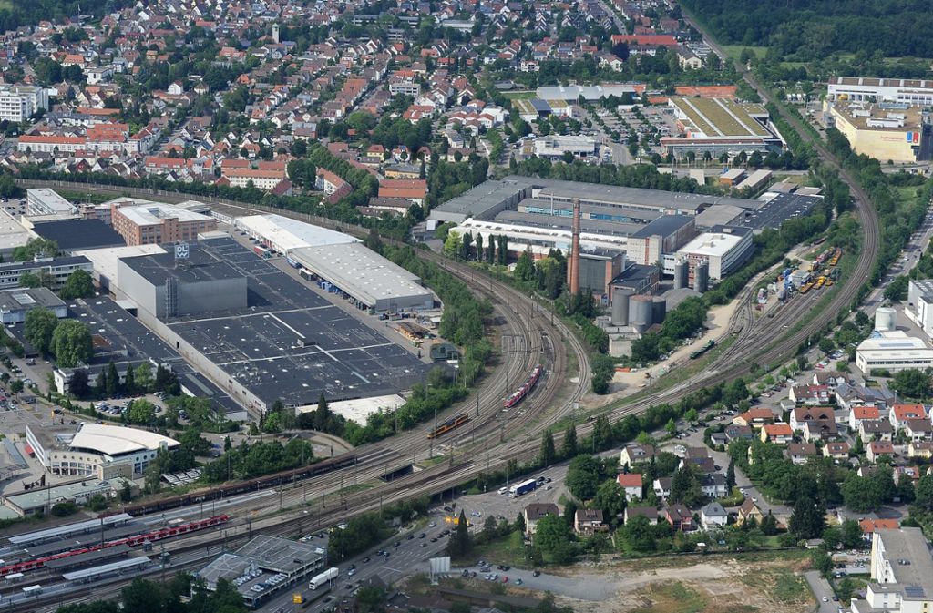 Hier könnte die Rofa unterkommen: im Bereich des ehemaligen DLW-Geländes zwischen den beiden Bahnlinien. Vom Bahnhof (unten links im Bild) sind es nur ein paar Minuten zu Fuß. Foto: Werner Kuhnle