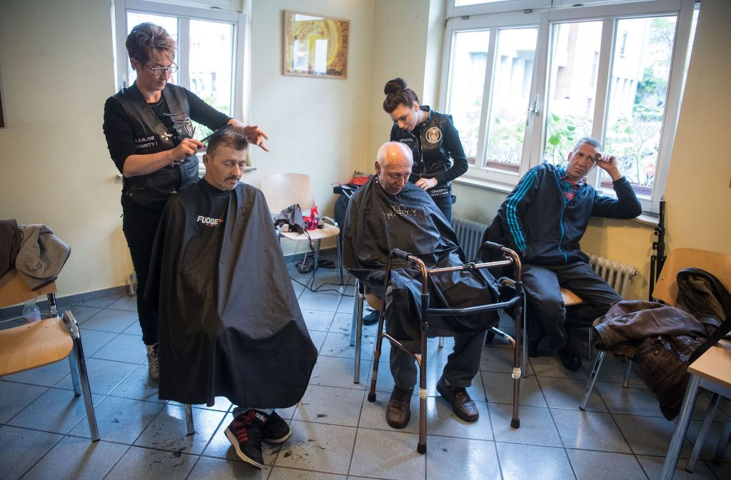 Mehr als 50 Friseure machen sich einmal im Monat auf den Weg, um Obdachlosen und Armen die Haare zu schneiden.
