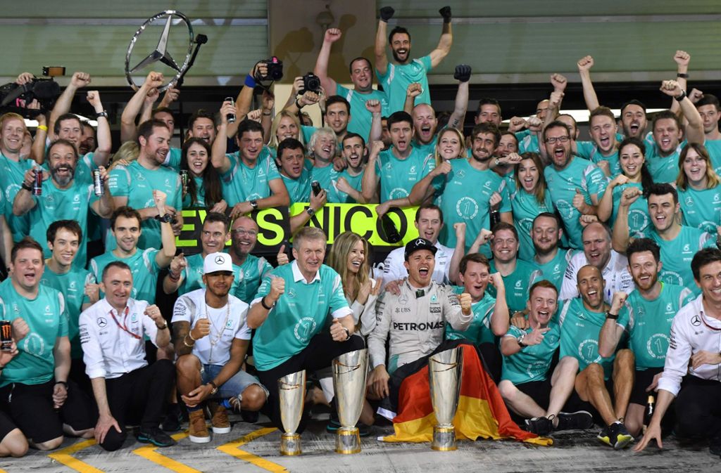 Gruppen-Bild mit Weltmeister: Nico Rosberg im Kreise der kompletten Mercedes-Mannschaft.