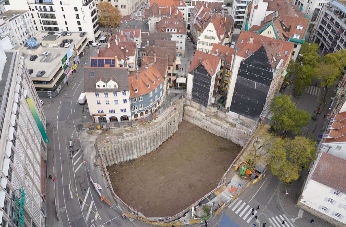 Vier Giebel heißt das Projekt der Immobilientochter der LBBW. An der Eberhardstraße 18 bis 22 gegenüber dem Tagblatt-Turm soll das Ensemble entstehen. Einstweilen schaut man dort in eine Baugrube enormen Ausmaßes.