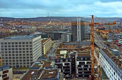 Der Blick auf das Europaviertel zeigt, in Stuttgart wird derzeit kräftig gebaut. Foto: StZ