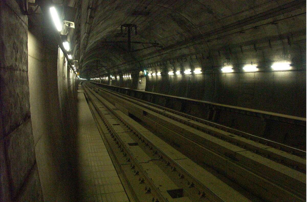 Der Seikan-Tunnel in Japan ging 1988 als längster Unterwassertunnel an den Start. Er verbindet über gut 53 Kilometer die Inseln Honshu und Hokkaido. Weil die Strecke aber nur gut 23 Kilometer unter Wasser liegt, wurde er 1994 vom Eurotunnel überholt.