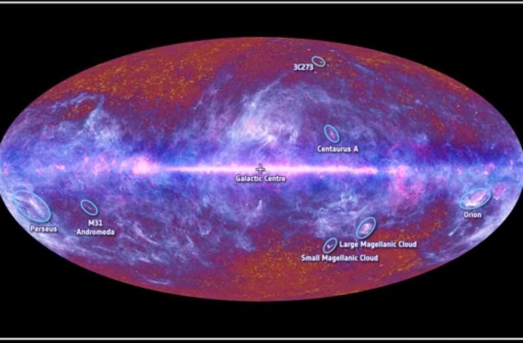 So sieht der Himmel für den Satelliten Planck aus, wenn man alle Strahlungsquellen berücksichtigt – also auch diejenigen im Vordergrund, die nichts mit dem jungen Universum zu tun haben, das Planck eigentlich fotografieren soll. Waagerecht in der Mitte machen sich die Sterne der Milchstraße bemerkbar. Unten rechts sind die beiden Magellanschen Wolken eingekreist – zwei Nachbargalaxien der Milchstraße.