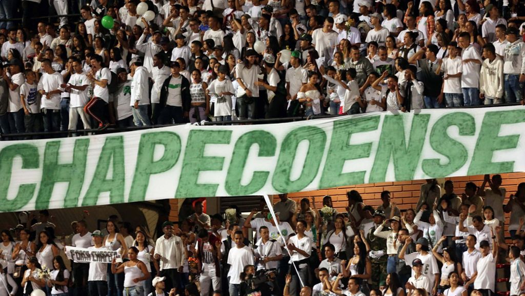  Im November kam fast das ganze Team des brasilianischen Fußballclubs Chapecoense auf dem Weg nach Medellín ums Leben. Nun sind die neue Mannschaft und vier Überlebende die Route noch einmal geflogen. 