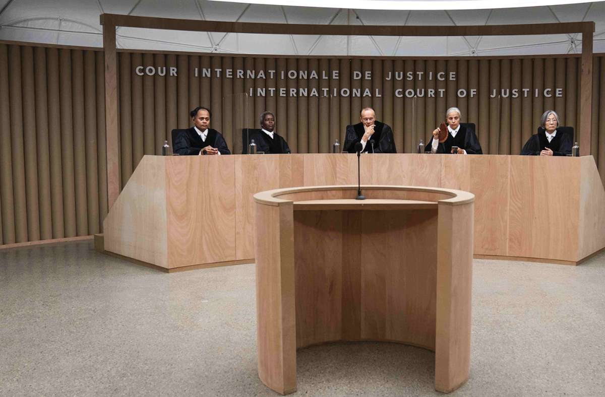 Die Richterinnen und Richter am Internationalen Gerichtshof (von links): Alexander Germana Yassin, Robin Gooch, Edgar Selge, Immaculada Fornells Gonzalez, Masumi Fukuchi