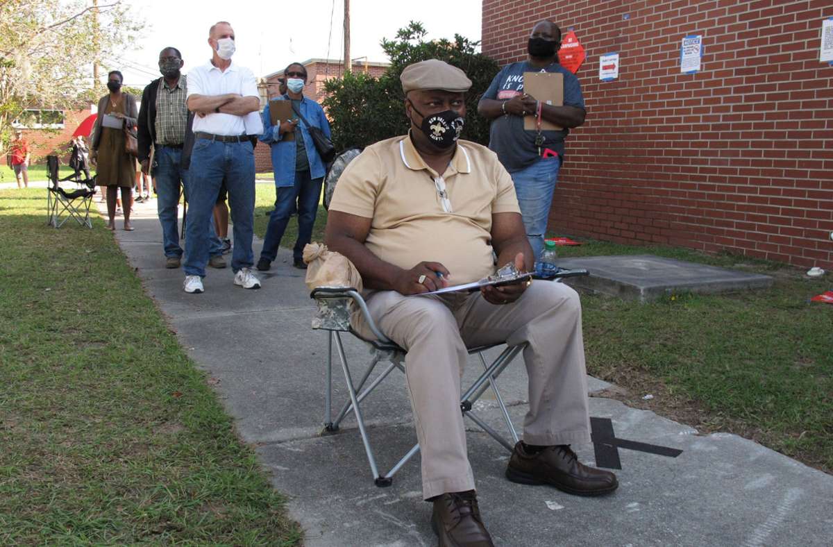Menschen in Savannah warten stundenlang, um ihre Stimme abzugeben.