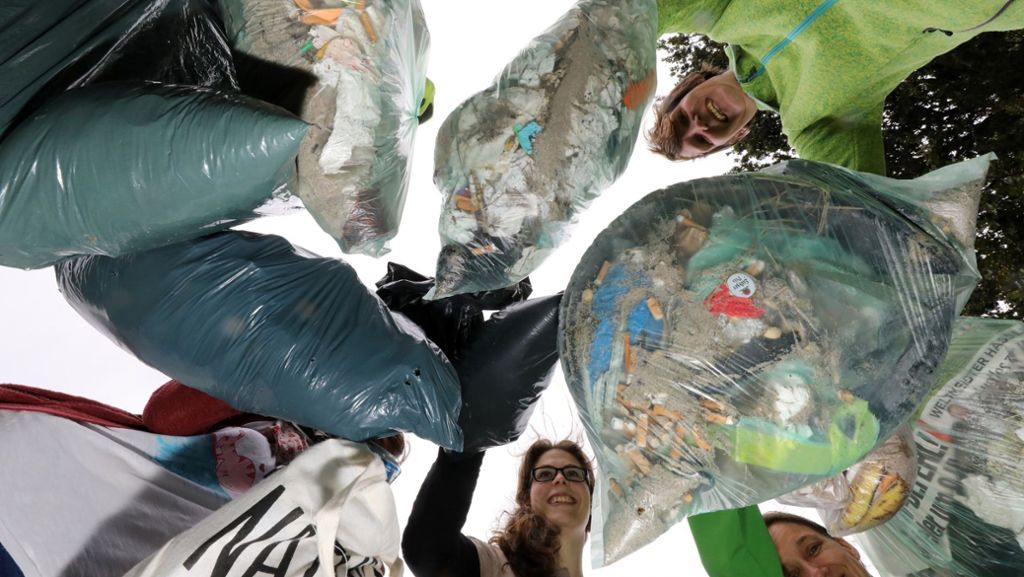  An der Nord- und Ostseeküste haben so viele Freiwillige wie nie zuvor an einer Putzaktion teilgenommen: Dabei wurden mehrere Tonnen Plastikmüll gesammelt; und viele andere weggeworfene Dinge. 