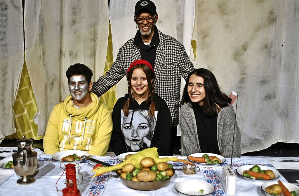 Ray Lynch mit drei Hauptdarstellern von „The Wiz“: Amr Ramal als Blechmann,  Justine Klaiber  alias  Dorothy, und Luca Sieberath  als Fee Glinda (von links). Foto: Hauptmann