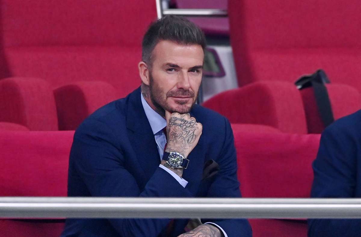 Weil er immer schnieke Anzüge trägt, sieht man von David Beckhams Tattoos immer weniger. Dabei scheint der britische Fußball-Superstar fast Tattoo-süchtig zu sein. Angeblich sind es über 40 Motive.