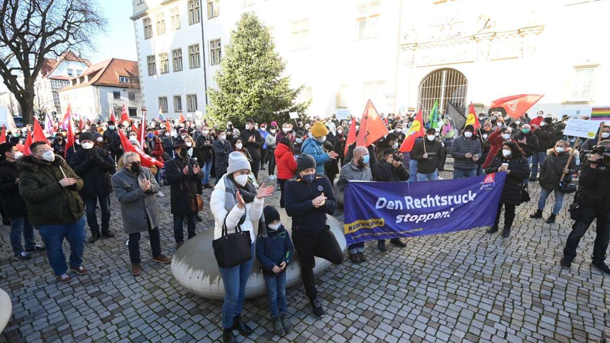  Rund 350 Menschen protestieren in Göppingen gegen eine Kundgebung der „Jungen Alternative“, zu der rund 200 Teilnehmer auf den Schillerplatz kommen. Bei Minusgraden prallen Meinungen aufeinander, auch der Oberbürgermeister muss einiges aushalten. 