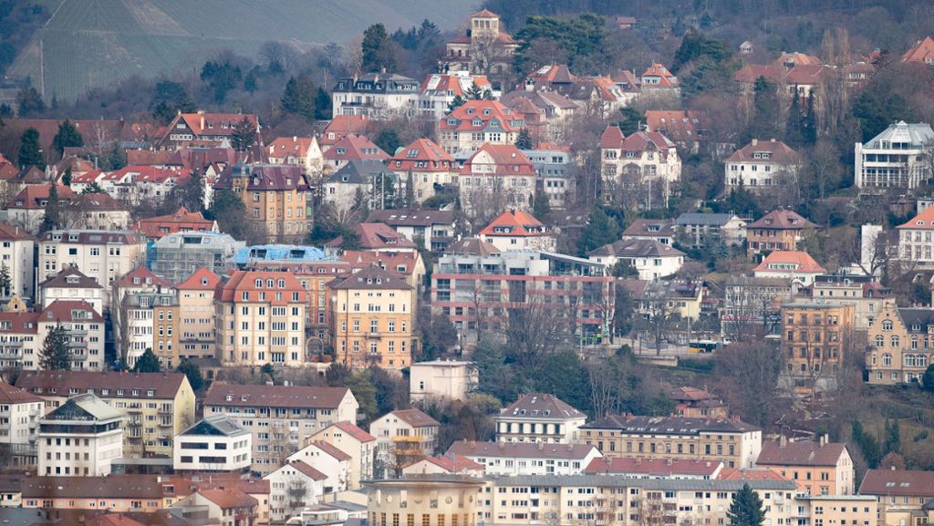  Bezahlbarer Wohnraum in Stuttgart ist knapp und politische Maßnahmen, wie die Mietpreisbremse bleiben ohne Wirkung. Redakteurin Annika Grah spricht im Video über die Gründe und erklärt, welche deutsche Großstadt als Vorbild dienen könnte. 