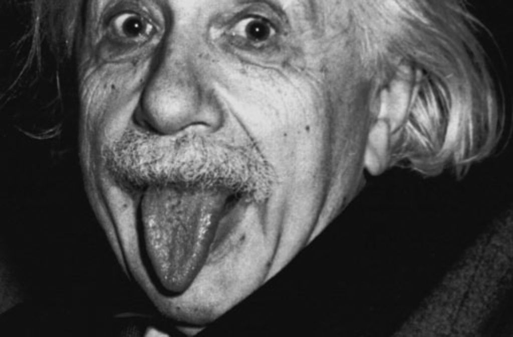 Verständlich, dass die Linkshändergemeinde dieses Genie gerne für sich beansprucht hätte: Aber Albert Einstein hat die Relativitätstheorie höchstwahrscheinlich nicht mit links geschrieben. Die Legende, der große Physiker sei Linkshänder gewesen, kommmt wahrscheinlich von einem spiegelverkehrten Bild, das ihn beim Schreiben zeigt.