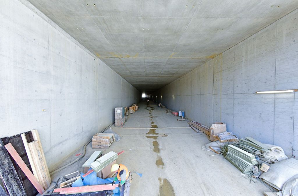 Für den Bau der rechteckigen Röhre waren 45 000 Kubikmeter Beton nötig. Über der 1,20 Meter dicken Tunneldecke aus Stahlbeton rollt der Verkehr auf der A 8.