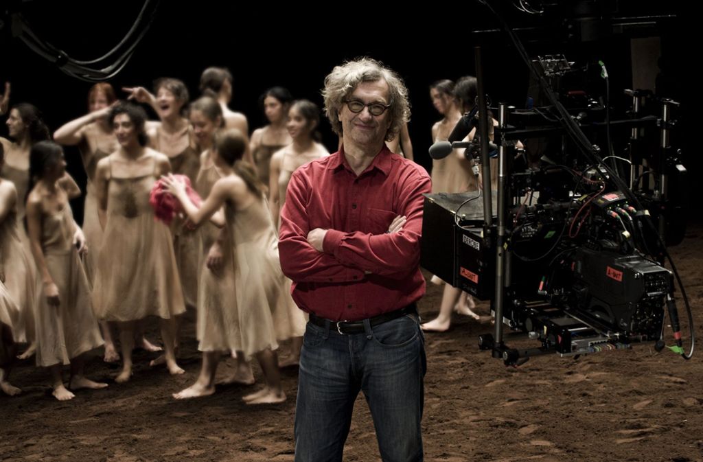 Der deutsche Regisseur Wim Wenders steht bei Dreharbeiten zu seinem Fim „Pina“ vor Tänzern des Ensembles von Bauschs „Sacre du Printemps“.