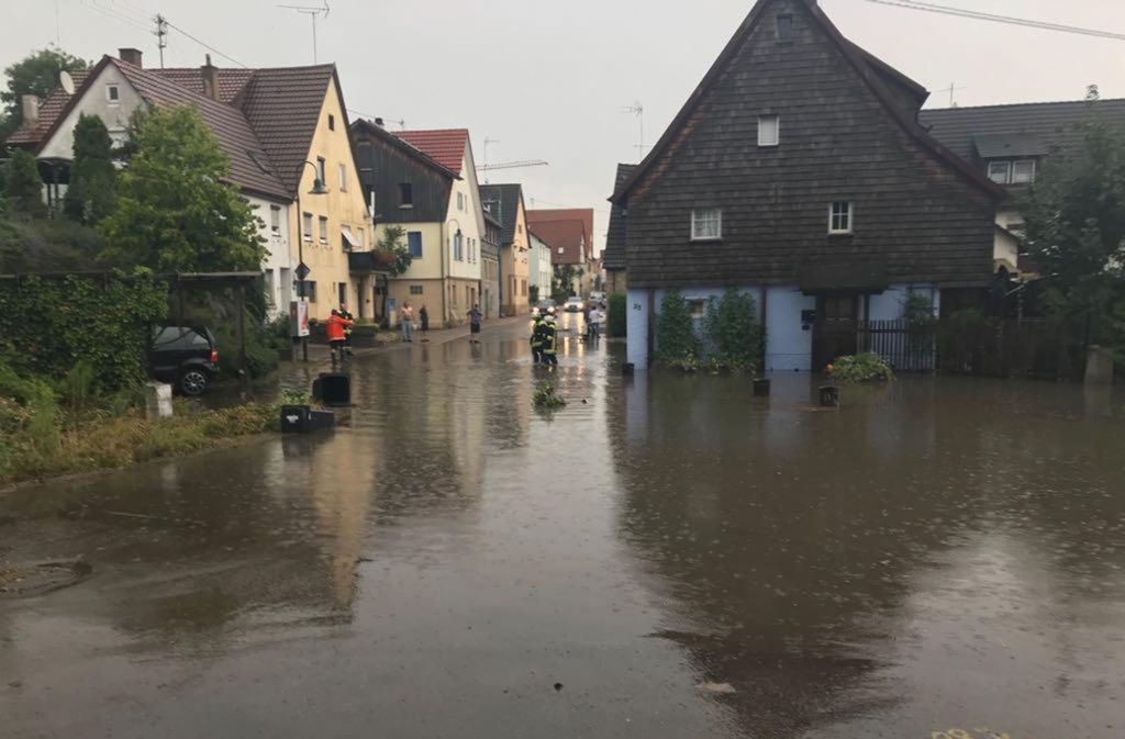 Besonders betroffen vom Unwetter waren die Kreise Main-Tauber und Heilbronn. Das Wasser stand meterhoch auf den Straßen.