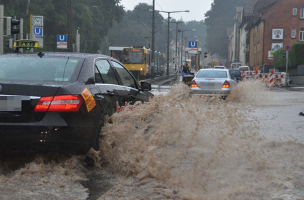 Nach heftigen Regenfällen sind in Stuttgart und Region am Mittwochmittag einige Straßen wegen Überflutung gesperrt. Auch die Stadtbahnlinie U1 war betroffen.