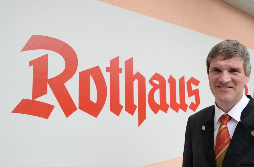 Das Land Baden-Württemberg ist unter anderem an der Rothaus-Brauerei beteiligt – in diesem Fall mit der Erklärung, dass die Beteiligung Jobs im strukturschwachen Hochschwarzwald erhält. Wie viel verdienen Rothaus-Vorstand Christian Rasch und andere Menschen an der Spitze dieser Unternehmen? Das zeigt unsere Bilderstrecke.