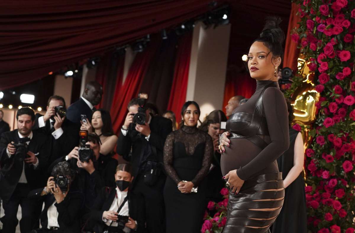 Viel Leder und transparenter Stoff: Rihanna bei den Oscars.