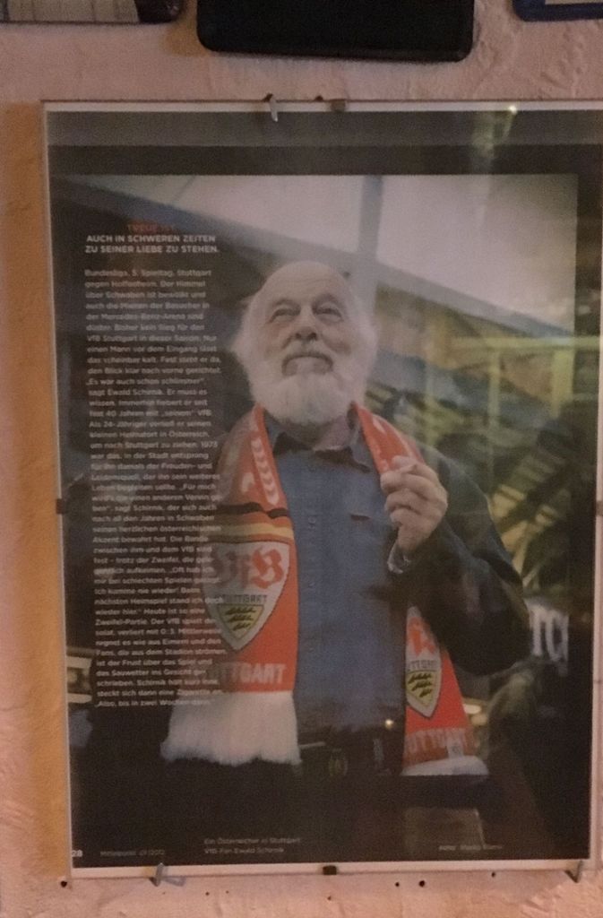 Viele der Fotos, die in der Sakristei hängen, haben einen Bezug zum VfB Stuttgart.