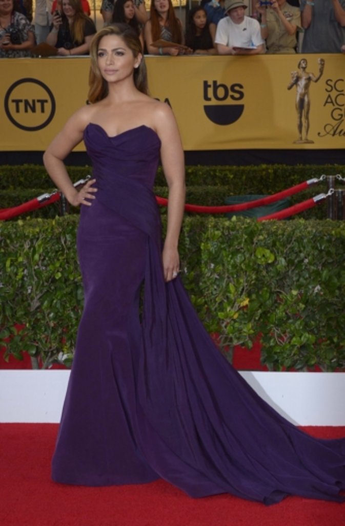 Matthew McConaugheys Frau Camila Alves weiß einfach, wie man es macht. Die auberginefarbene Samtrobe von Donna Karan war eines der schönsten Kleider des Abends.