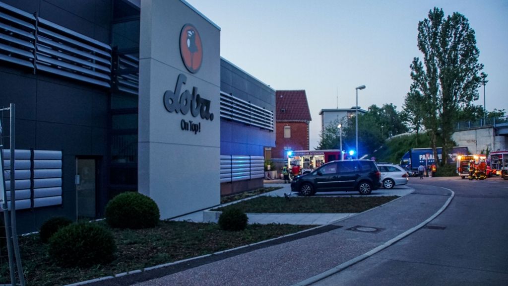 Chemischer Betrieb in Ditzingen: Brennender Abfallbehälter löst Großeinsatz der Feuerwehr aus