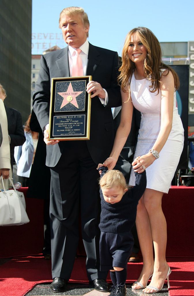 2007 erhält Donald Trump einen Stern auf dem Walk of Fame. Bei der Verleihung begleiten ihn seine Frau Melania und der gemeinsame Sohn Barron.