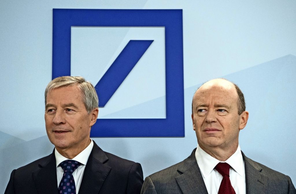 Jürgen Fitschen (links) verabschiedet sich am Donnerstag als Co-Chef der Deutschen Bank.  John Cryan (rechts) wird dann  alleine das Institut führen. Foto: dpa