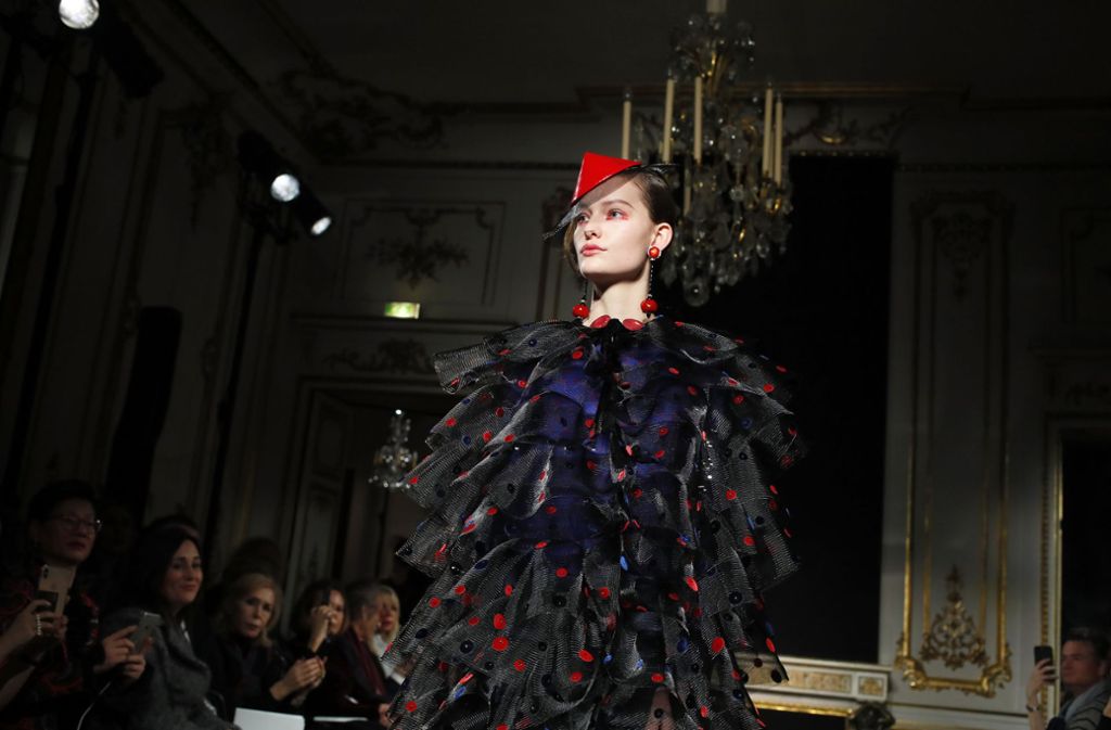 Armani kombinierte vor allem rote, blaue und schwarze Farbe miteinander. Manche Kostüme erinnerten an große, schwarze Vögel.