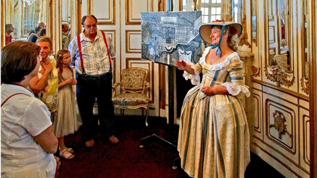  Franziska von Hohenheim alias Sabine Rathgeb führt Besucher durch das Schloss Solitude. 